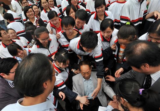 2009年4月21日，袁隆平回到母校湖北武汉四中（前身为博学中学）“寻根”，合影留念后，学生们纷纷想和院士校友握手。袁隆平和年轻的学生们交流，回答学生们的问题，极大激发了同学们的求学热情。
